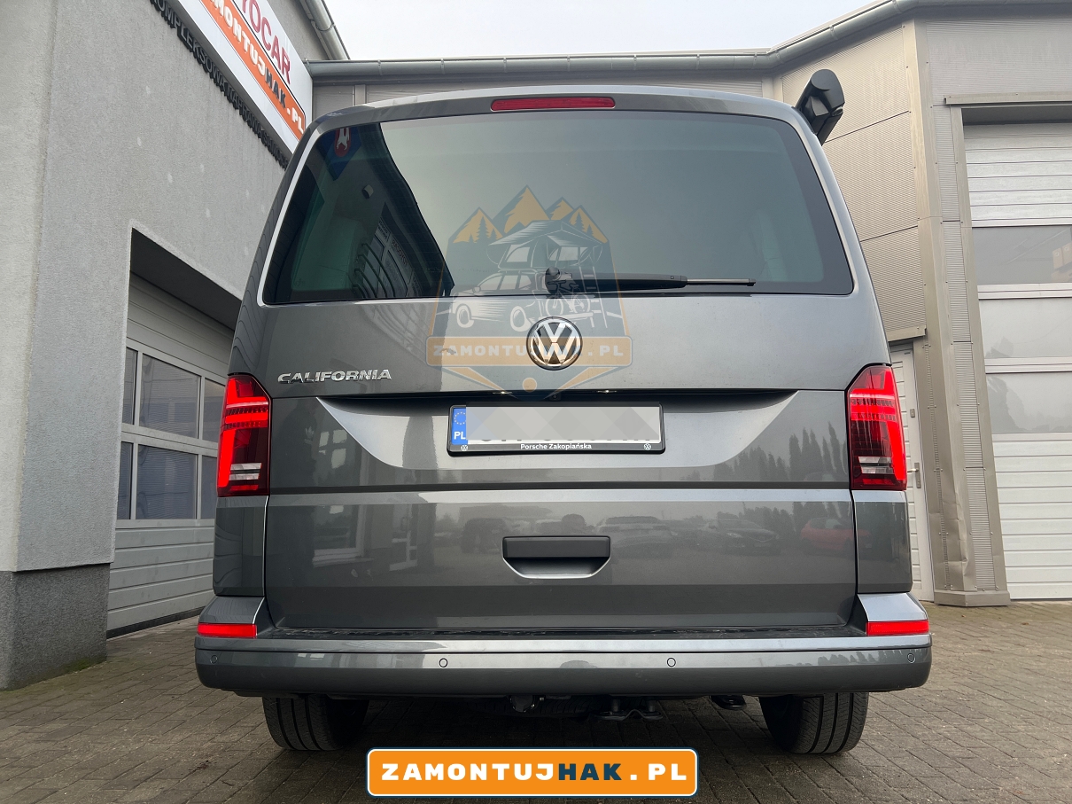 zdjecie samochodu w warsztacie montaz hakow holowniczych multivan